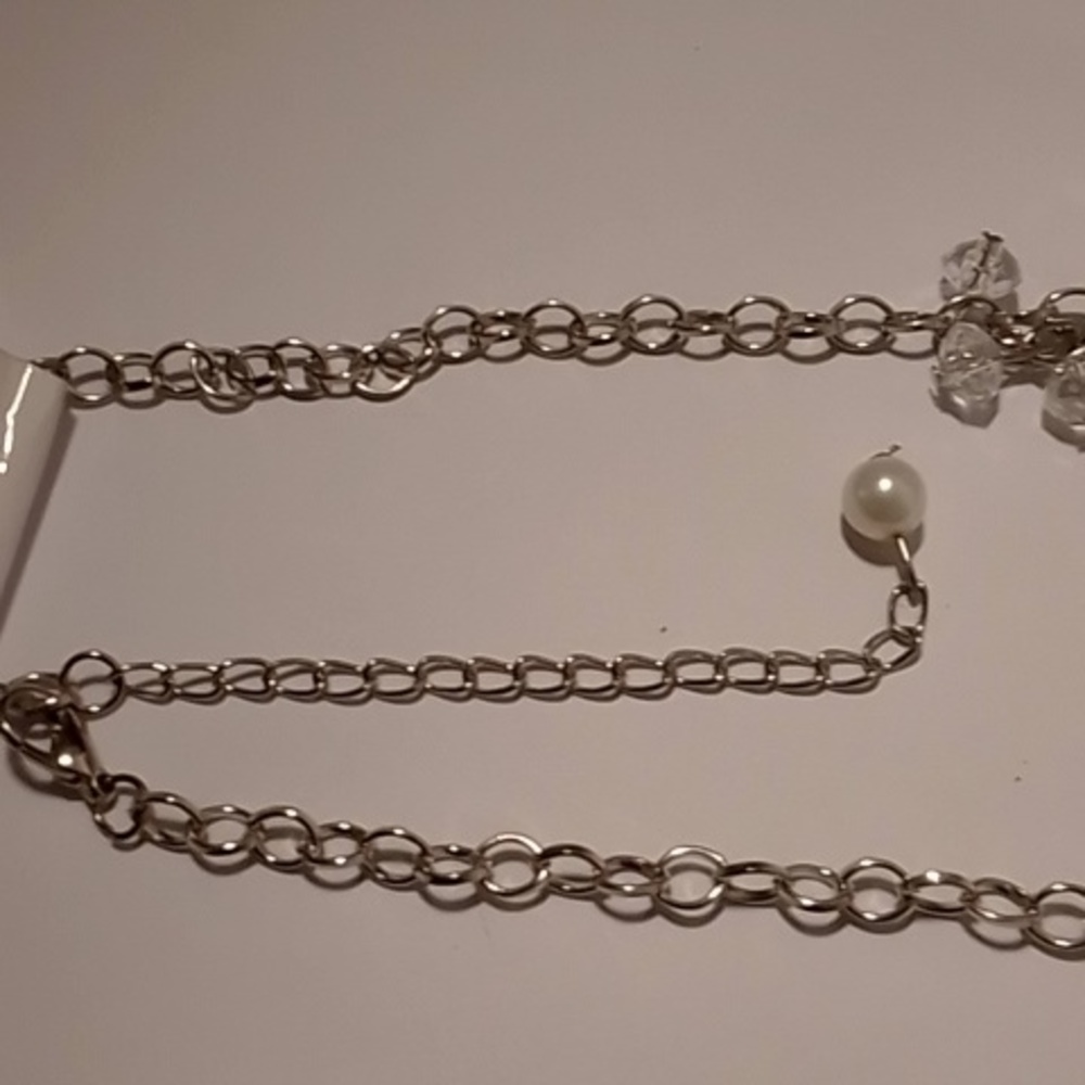 Faux Crystal and faux Pearl Necklace - Picture 4 of 4